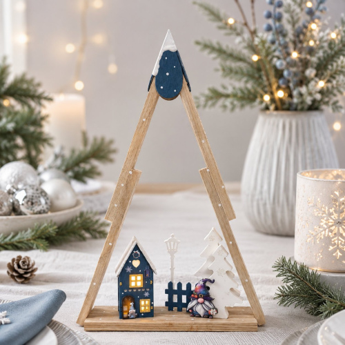 Holztanne mit blauem Haus