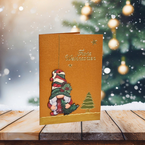 Weihnachtskarte mit Anhänger "Wichtel mit Tanne"
