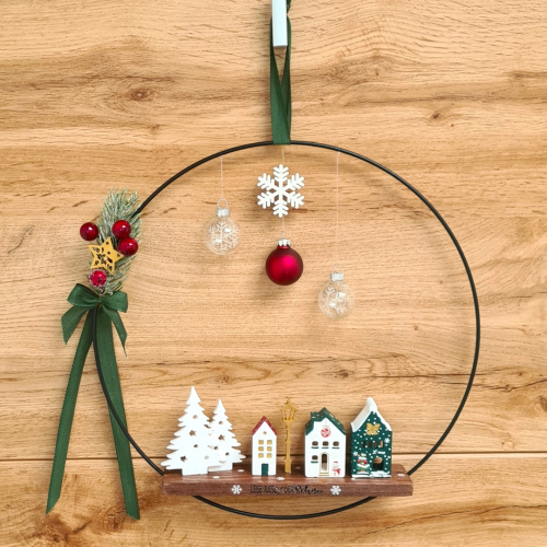 Runder Weihnachtsring mit grüner Schleife